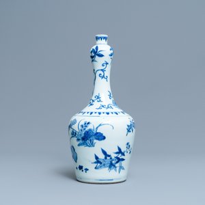 Een Chinese blauw-witte flesvormige vaas met floraal decor, Transitie periode — foto 4