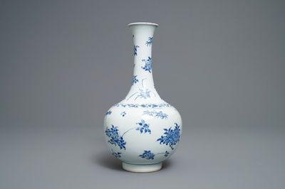 Een Chinese blauw-witte flesvormige vaas met floraal decor, Transitie periode