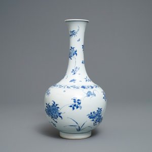 Een Chinese blauw-witte flesvormige vaas met floraal decor, Transitie periode — foto 2