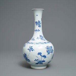 Een Chinese blauw-witte flesvormige vaas met floraal decor, Transitie periode — foto 3