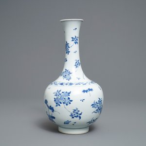 Een Chinese blauw-witte flesvormige vaas met floraal decor, Transitie periode — foto 5