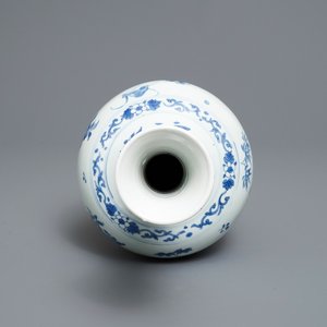 Een Chinese blauw-witte flesvormige vaas met floraal decor, Transitie periode — foto 6