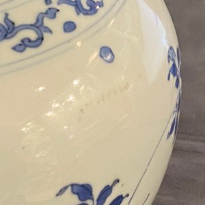 Een Chinese blauw-witte flesvormige vaas met floraal decor, Transitie periode — foto 10