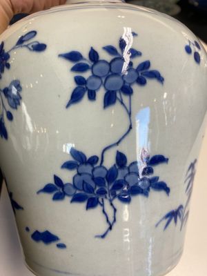 Een Chinese blauw-witte flesvormige vaas met florale decors, Transitie periode — foto 12