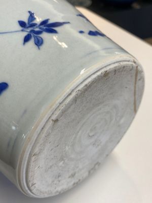 Een Chinese blauw-witte flesvormige vaas met florale decors, Transitie periode — foto 14
