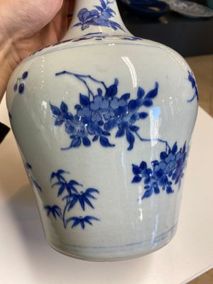 Een Chinese blauw-witte flesvormige vaas met florale decors, Transitie periode — foto 7
