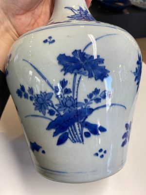 Een Chinese blauw-witte flesvormige vaas met florale decors, Transitie periode — foto 8