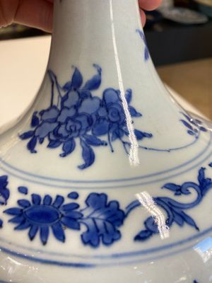 Een Chinese blauw-witte flesvormige vaas met florale decors, Transitie periode — foto 10