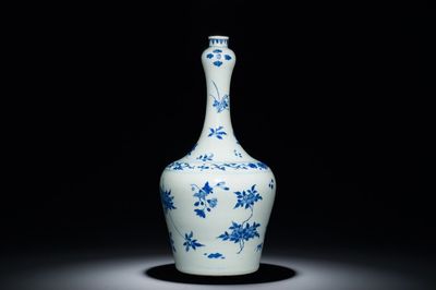 Een Chinese blauw-witte flesvormige vaas met florale decors, Transitie periode