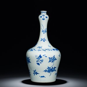 Een Chinese blauw-witte flesvormige vaas met florale decors, Transitie periode — foto 1