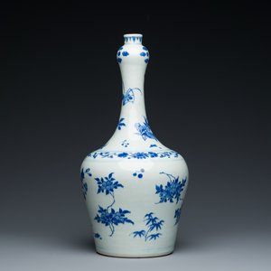 Een Chinese blauw-witte flesvormige vaas met florale decors, Transitie periode — foto 2