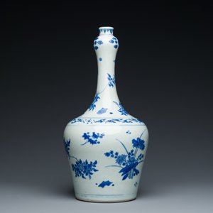 Een Chinese blauw-witte flesvormige vaas met florale decors, Transitie periode — foto 4