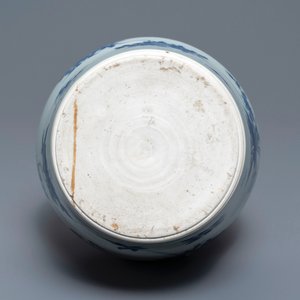 Een Chinese blauw-witte flesvormige vaas met florale decors, Transitie periode — foto 6