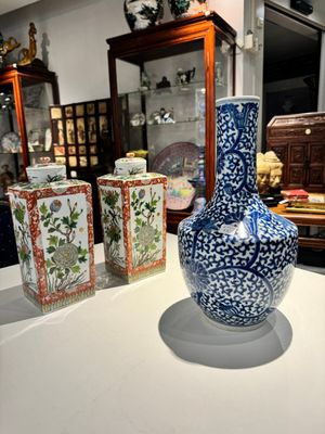 Een Chinese blauw-witte flesvormige vaas met lotusslingers en een paar vierkante famille verte dekselvazen, 19e eeuw — foto 1