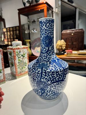 Een Chinese blauw-witte flesvormige vaas met lotusslingers en een paar vierkante famille verte dekselvazen, 19e eeuw — foto 2