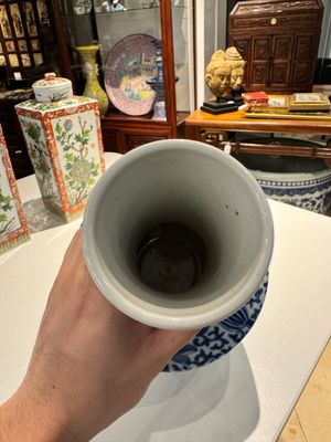 Een Chinese blauw-witte flesvormige vaas met lotusslingers en een paar vierkante famille verte dekselvazen, 19e eeuw — foto 4