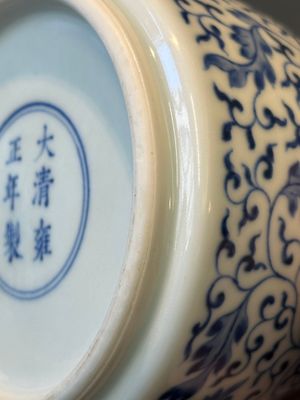 Een Chinese blauw-witte flesvormige vaas met lotusslingers, Yongzheng merk en mogelijk periode — foto 11