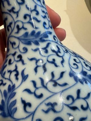 Een Chinese blauw-witte flesvormige vaas met lotusslingers, Yongzheng merk en mogelijk periode — foto 18