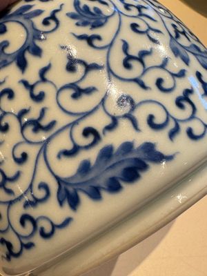 Een Chinese blauw-witte flesvormige vaas met lotusslingers, Yongzheng merk en mogelijk periode — foto 20
