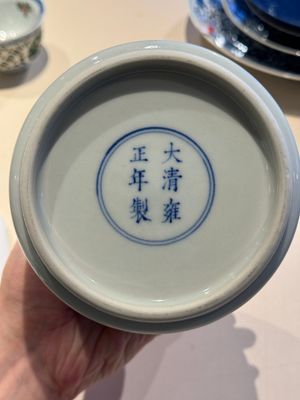 Een Chinese blauw-witte flesvormige vaas met lotusslingers, Yongzheng merk en mogelijk periode — foto 22
