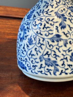 Een Chinese blauw-witte flesvormige vaas met lotusslingers, Yongzheng merk en mogelijk periode — foto 7