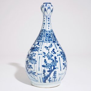 Een Chinese blauw-witte flesvormige vaas, Ming, Wanli — foto 2