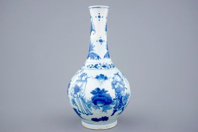 Een Chinese blauw-witte flesvormige vaas, Transitie periode, 1620-1683