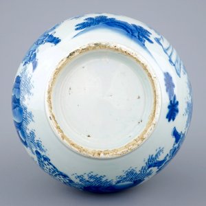 Een Chinese blauw-witte flesvormige vaas, Transitie periode, 1620-1683 — foto 6