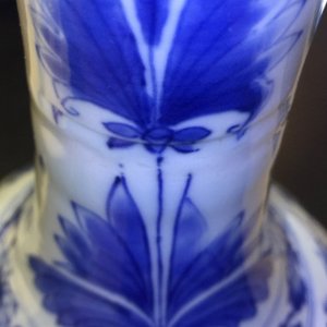Een Chinese blauw-witte flesvormige vaas, Transitie periode, 1620-1683 — foto 8