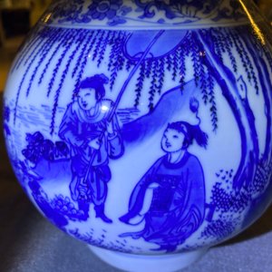Een Chinese blauw-witte flesvormige vaas, Transitie periode — foto 12