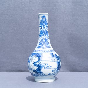 Een Chinese blauw-witte flesvormige vaas, Transitie periode — foto 14