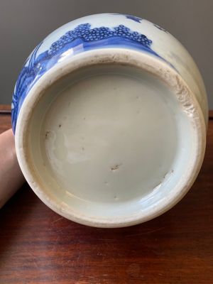 Een Chinese blauw-witte flesvormige vaas, Transitie periode — foto 6