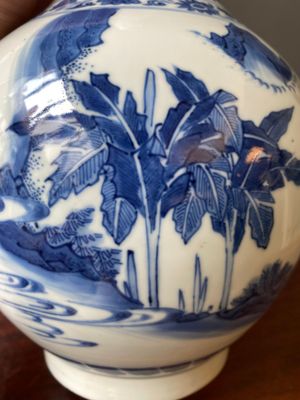 Een Chinese blauw-witte flesvormige vaas, Transitie periode — foto 12