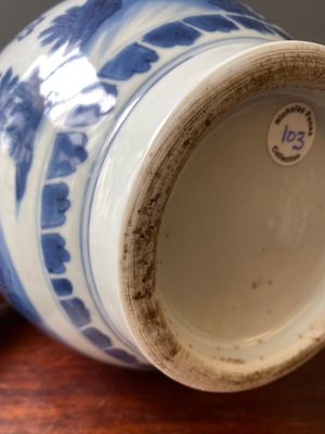 Een Chinese blauw-witte flesvormige vaas, Transitie periode — foto 8