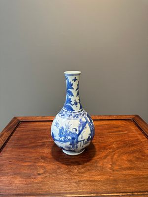 Een Chinese blauw-witte flesvormige vaas, Transitie periode — foto 1
