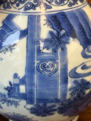 Een Chinese blauw-witte flesvormige vaas, Transitie periode — foto 11