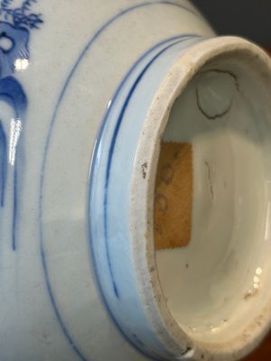 Een Chinese blauw-witte flesvormige vaas, Transitie periode — foto 15