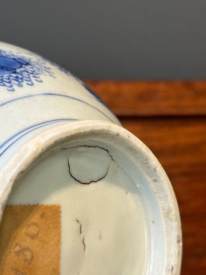 Een Chinese blauw-witte flesvormige vaas, Transitie periode — foto 17