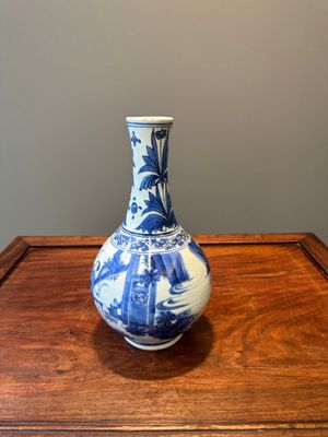 Een Chinese blauw-witte flesvormige vaas, Transitie periode — foto 4