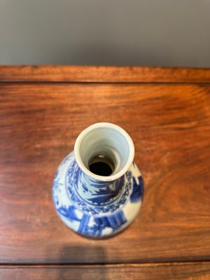 Een Chinese blauw-witte flesvormige vaas, Transitie periode — foto 5