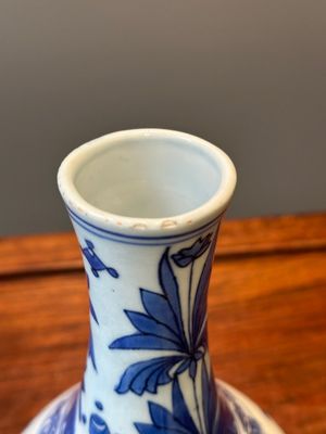 Een Chinese blauw-witte flesvormige vaas, Transitie periode — foto 6