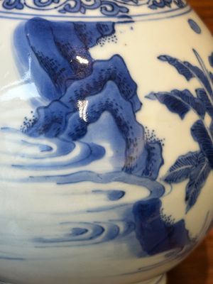 Een Chinese blauw-witte flesvormige vaas, Transitie periode — foto 10