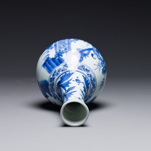 Een Chinese blauw-witte flesvormige vaas, Transitie periode — foto 5