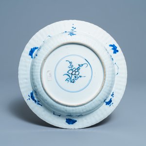 Een Chinese blauw-witte gelobde schotel, Kangxi — foto 2