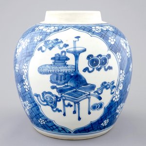 Een Chinese blauw-witte gemberpot met decor van kostbaarheden, Kangxi — foto 1