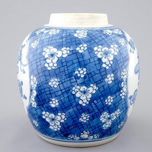 Een Chinese blauw-witte gemberpot met decor van kostbaarheden, Kangxi — foto 2