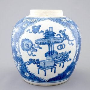 Een Chinese blauw-witte gemberpot met decor van kostbaarheden, Kangxi — foto 3