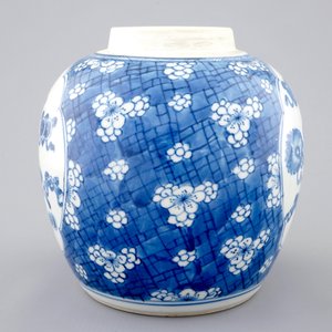 Een Chinese blauw-witte gemberpot met decor van kostbaarheden, Kangxi — foto 4