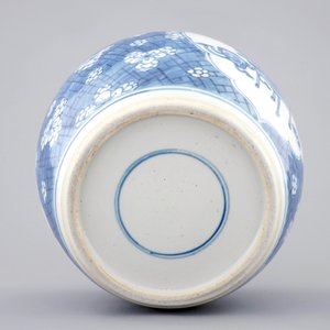 Een Chinese blauw-witte gemberpot met decor van kostbaarheden, Kangxi — foto 6