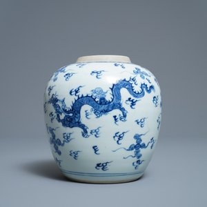 Een Chinese blauw-witte gemberpot met een draak en een feniks, Kangxi — foto 3